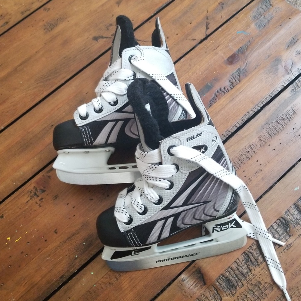 Reebok 8J Ice Skates